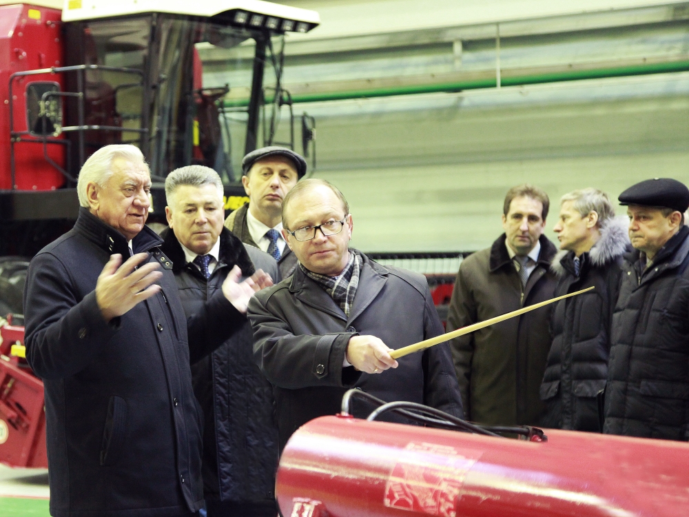 Михаил Мясникович на постоянно действующей выставке