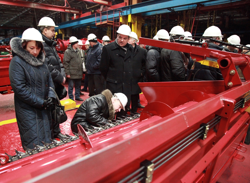 Участники семинара на сборочном конвейере