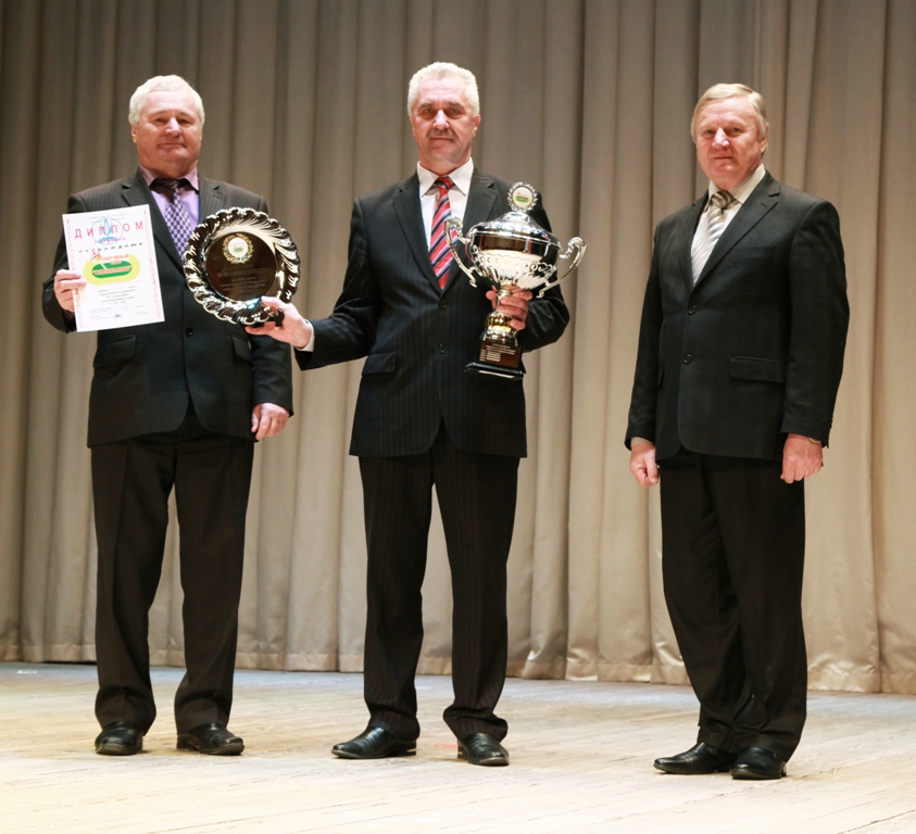 На сцене - заместитель председателя профкома Михаил Ковалев, заместитель генерального директора Николай Ковалевич и начальник спортклуба Владимир Молявко