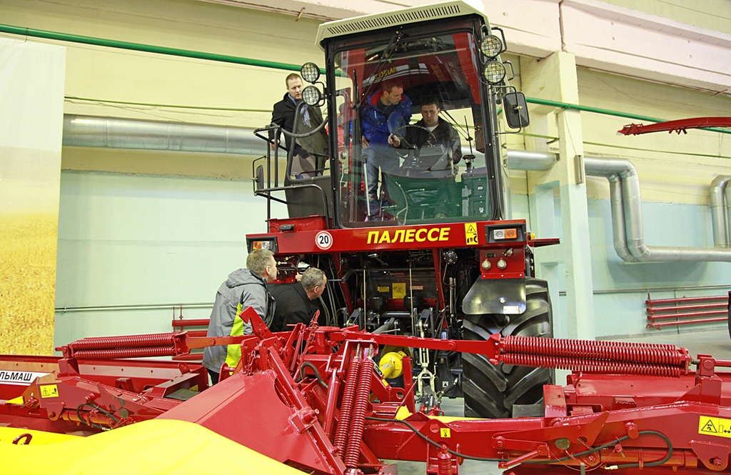 У кормоуборочного комплекса