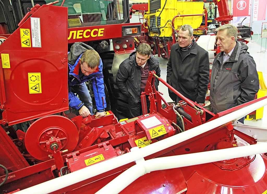 Эстонские фермеры на выставке гомсельмашевской техники