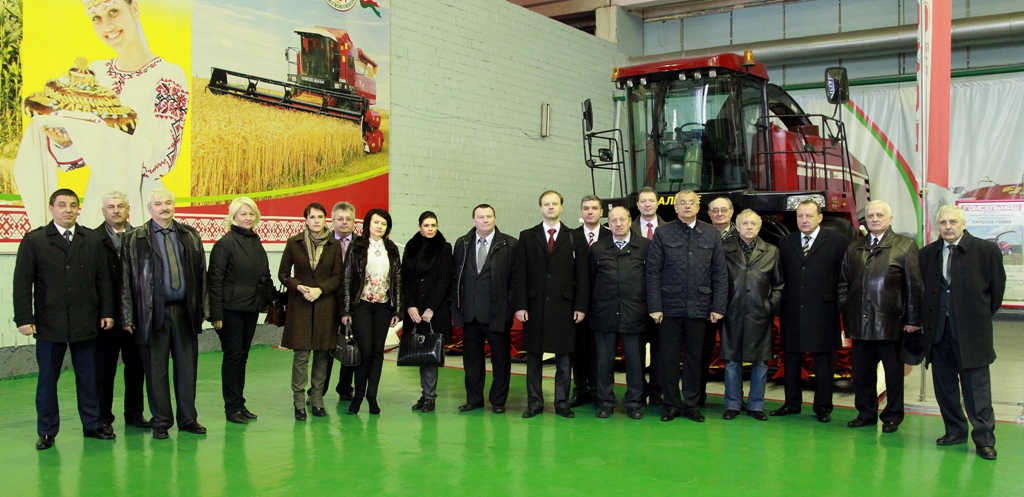 Члены делегации на постоянно действующей выставке