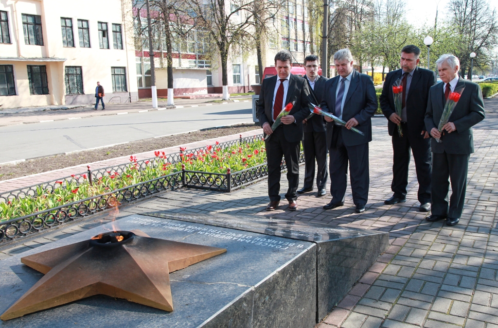 Гости из Воронежа у Монумента погибшим сельмашевцам