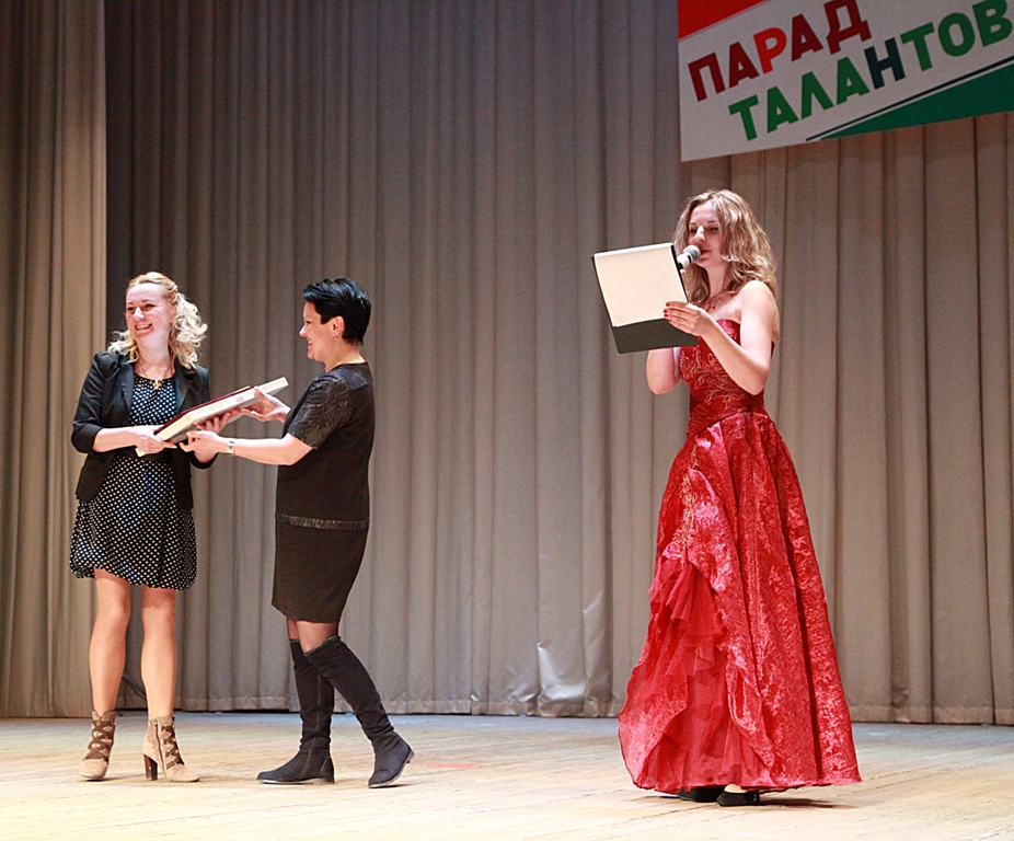 Диплом вручается Т. Асадчей