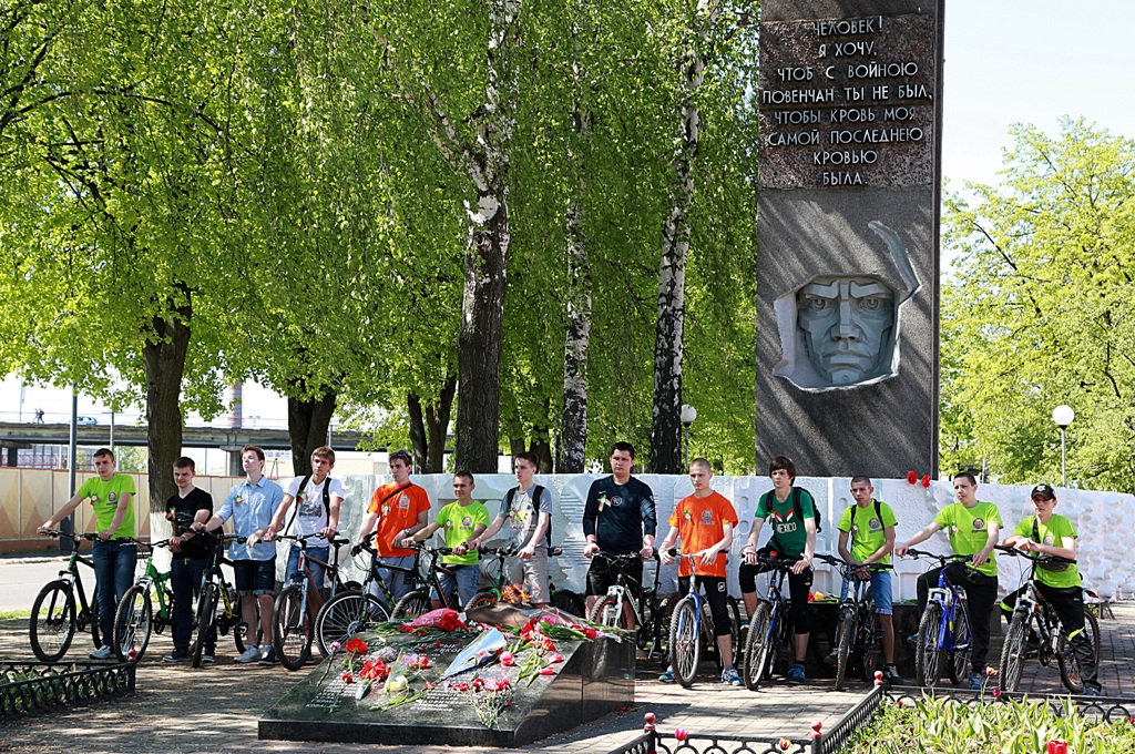 Участники квест-тура у Монумента погибшим сельмашевцам