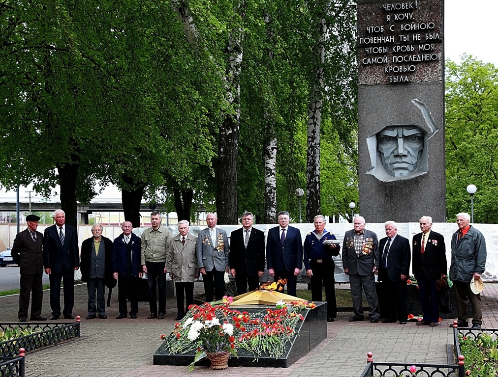 У Монумента погибшим сельмашевцам