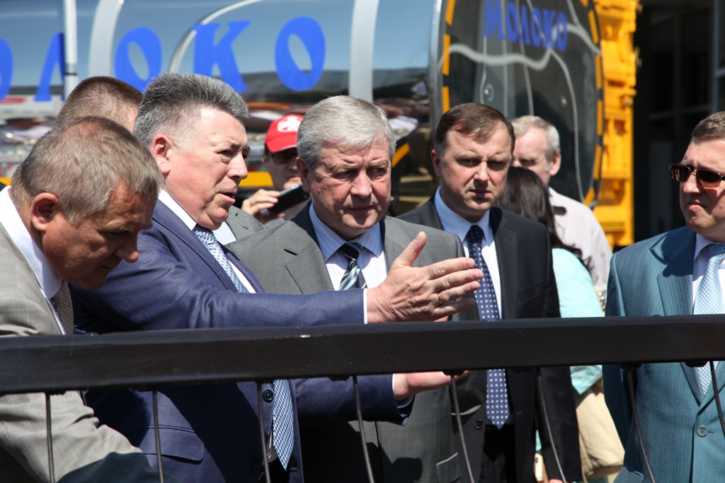 У экспозиции с гомсельмашевской техникой – заместитель премьер-министра республики Владимир Семашко