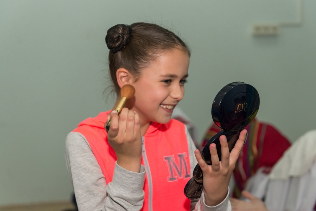 Перед выходом на сцену. Участница ансамбля танца ''Апельсин'' Лера Кохно