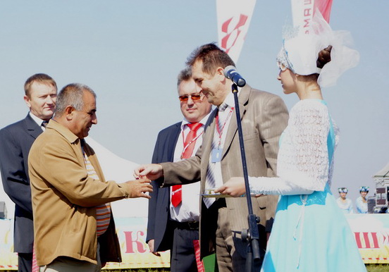 Игорь Дубров (второй справа) вручает ключи