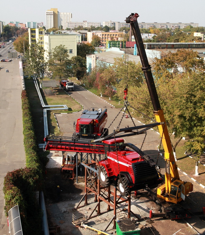 Комбайны на постаменте