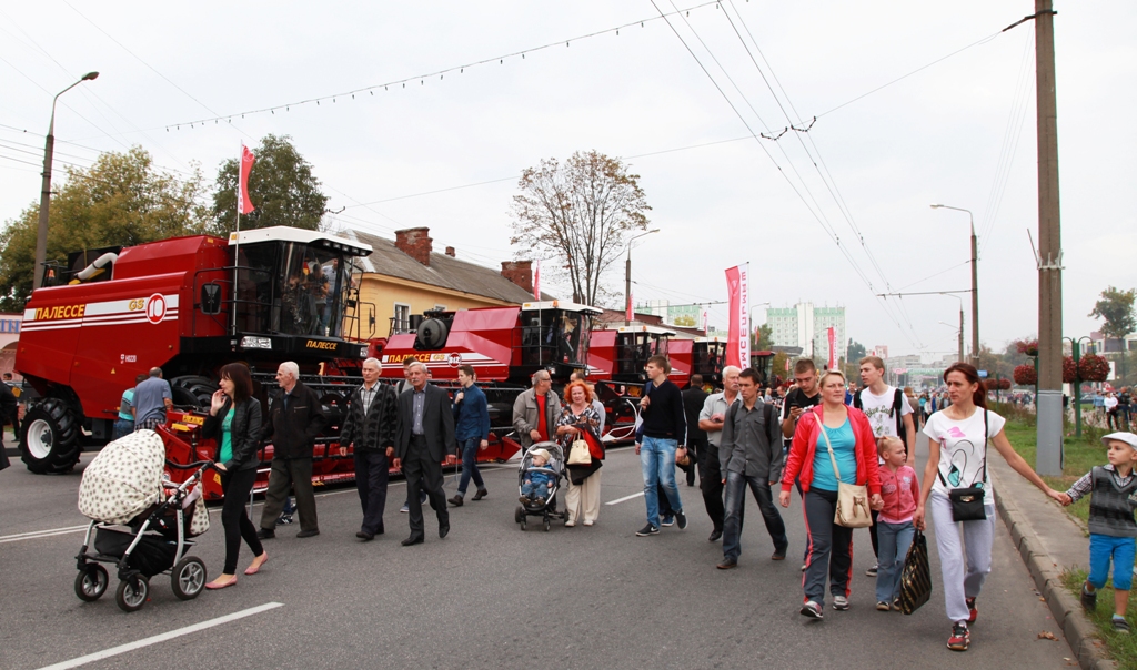 День машиностроителя: выставка гомсельмашевской техники
