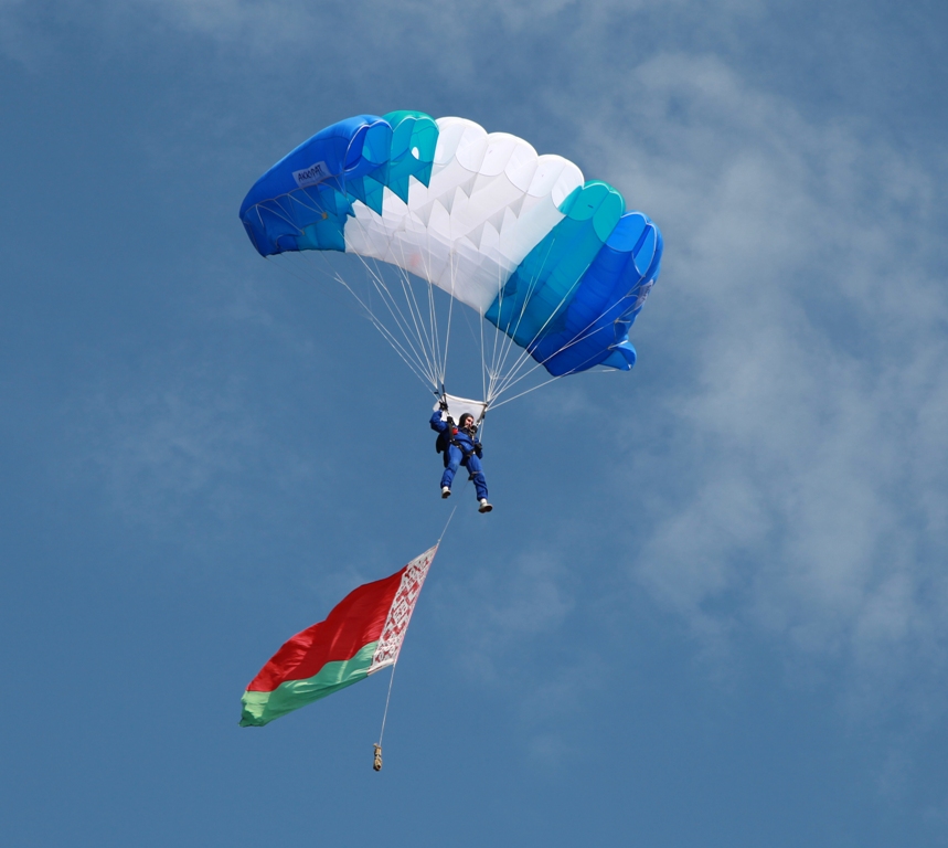 День машиностроителя: шоу парашютистов