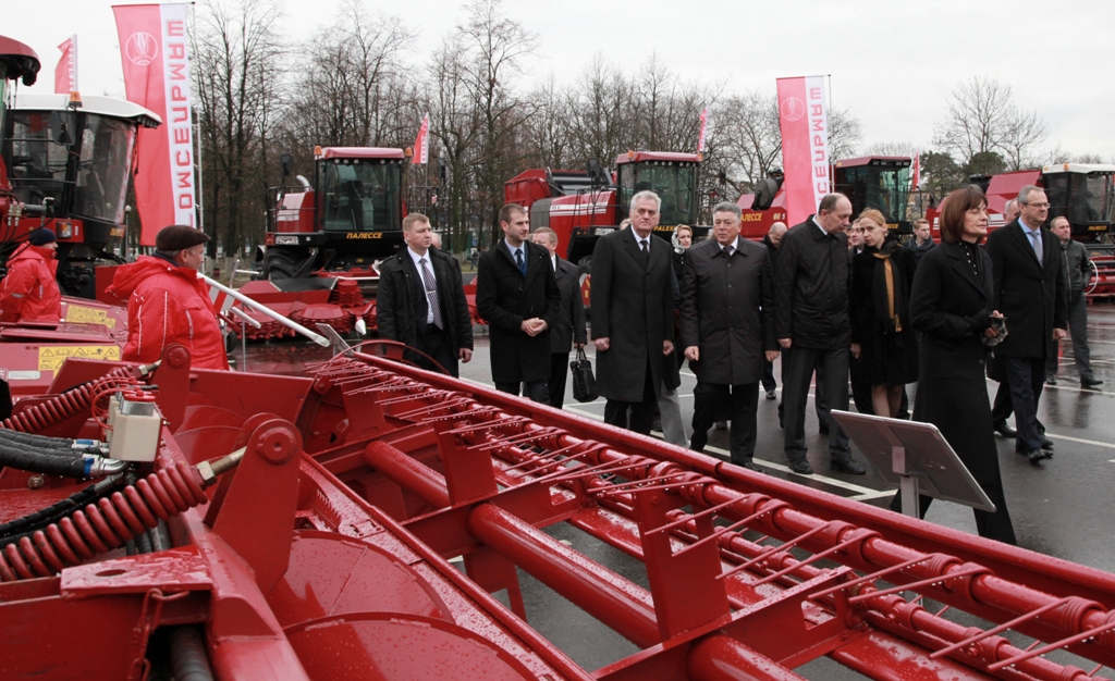 Президент Сербии у гомсельмашевской экспозиции