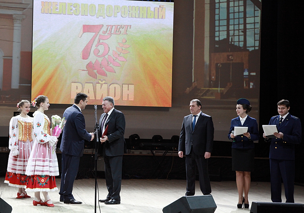 Почетную грамоту Александру Камко вручает Олег Починок