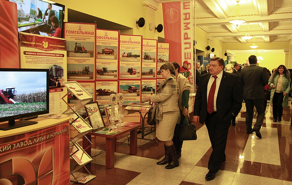 Председатель ООП Леонид Барабанов у гомсельмашевской экспозиции