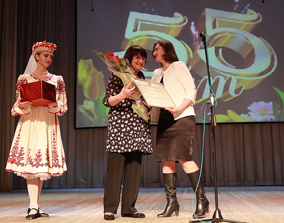 Татьяна Кручко поздравляет Раису Ветрову