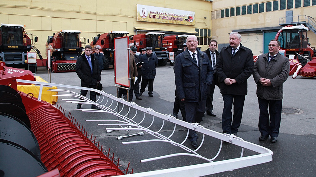 Юрий Берг (на переднем плане слева) на выставке