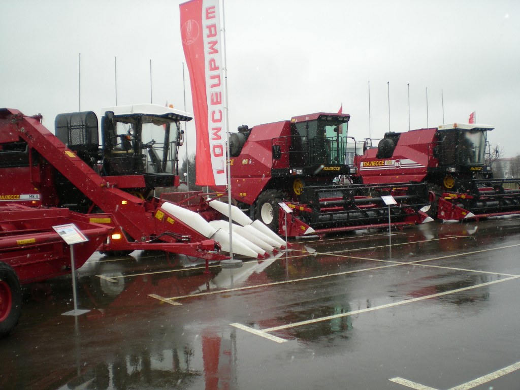 Гомсельмашевская техника у МТЗ