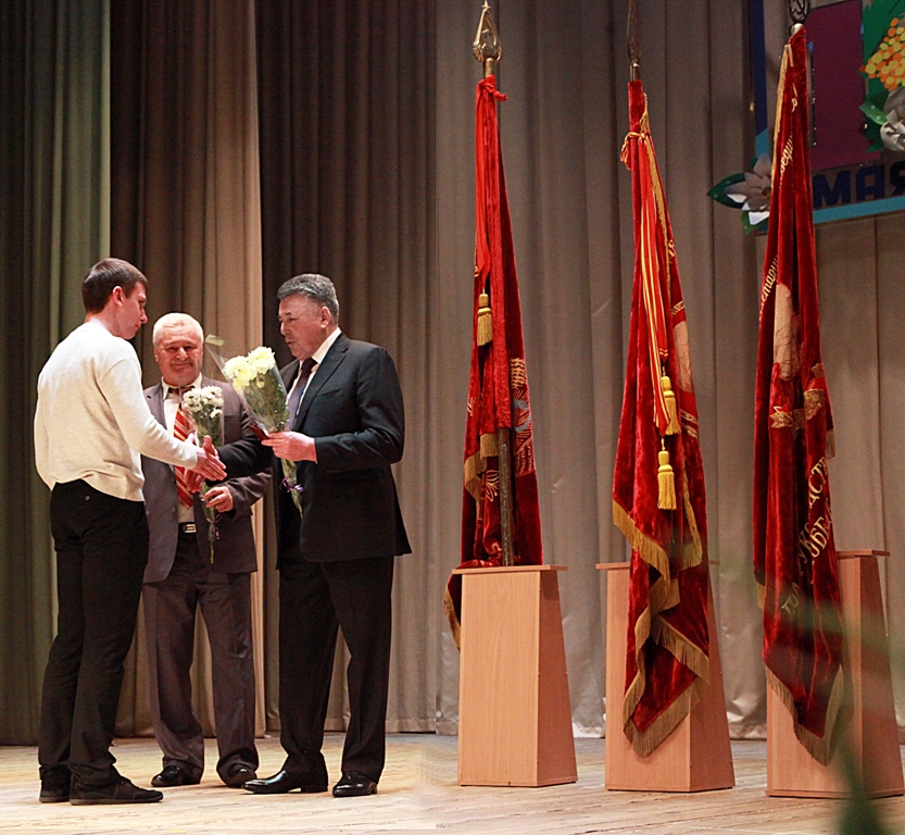 Вручение знака Максиму Волотковичу