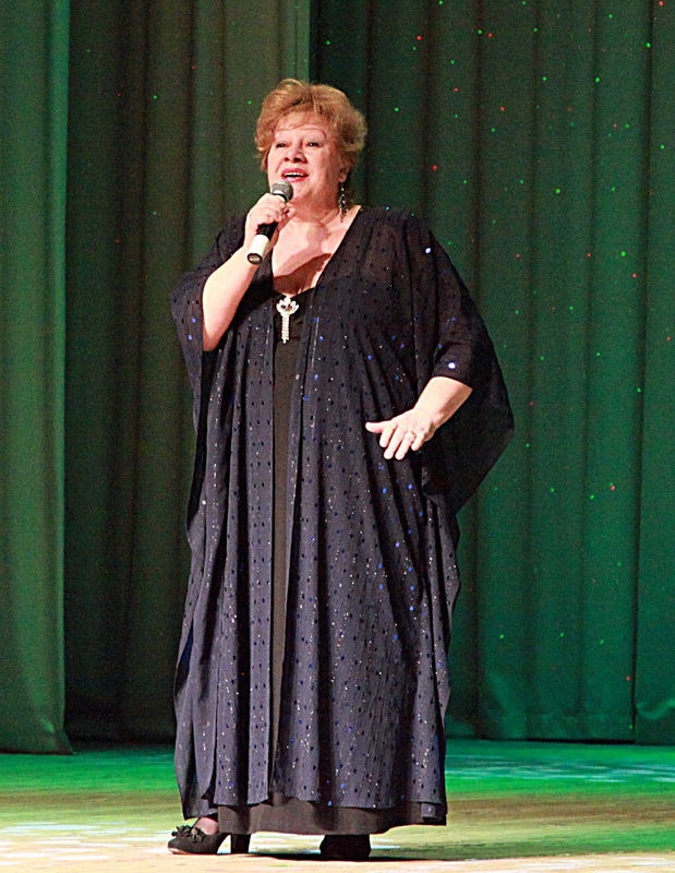 На сцене Галина Павленок