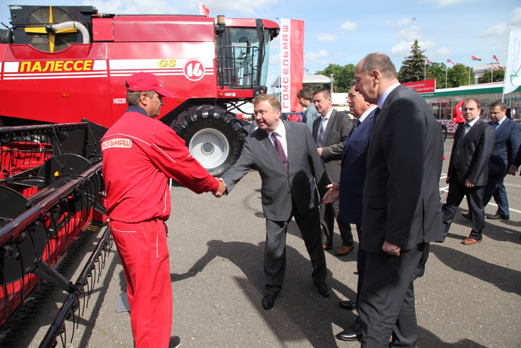 Андрей Кобяков у гомсельмашевской экспозиции