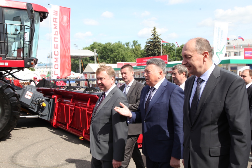 Андрей Кобяков у гомсельмашевской экспозиции