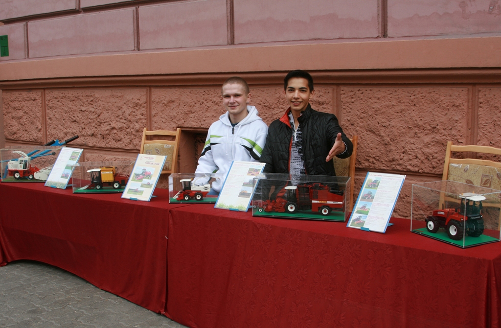 День города: комбайны в макетах