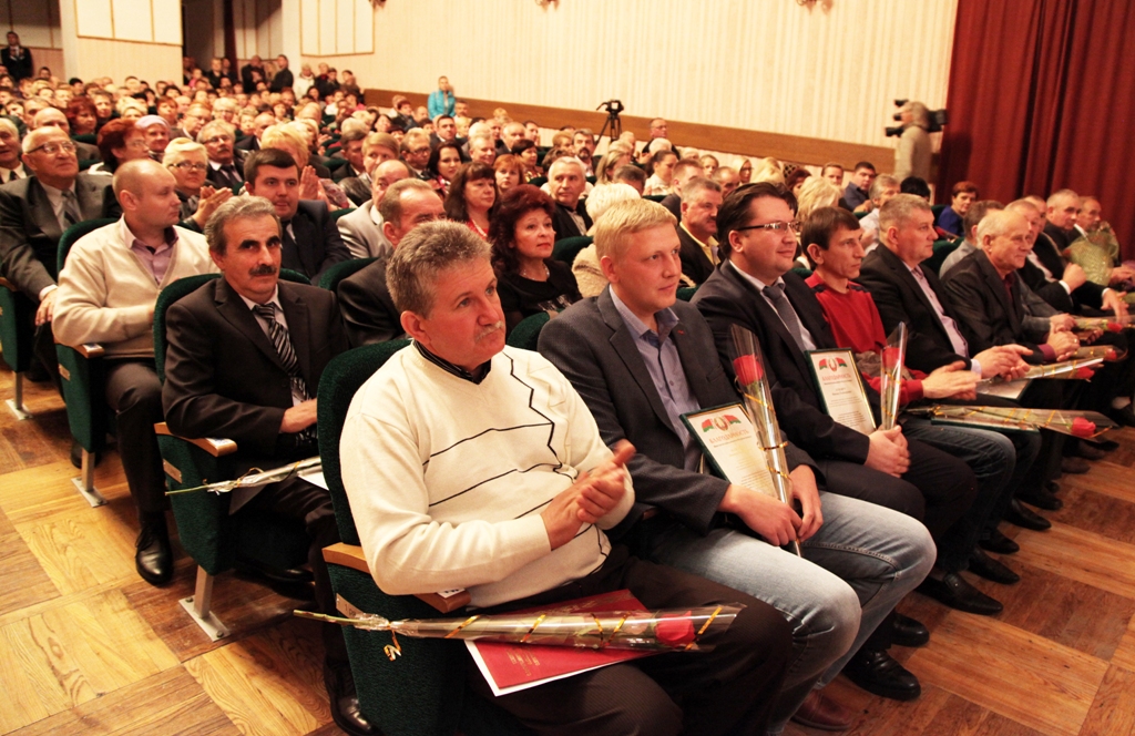 На торжественном собрании ко Дню машиностроителя