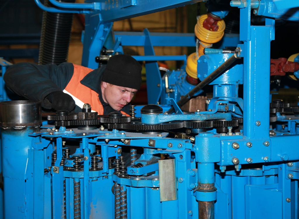 Работает слесарь механосборочных работ цеха производства сельхозмашин Дмитрий Васильков.