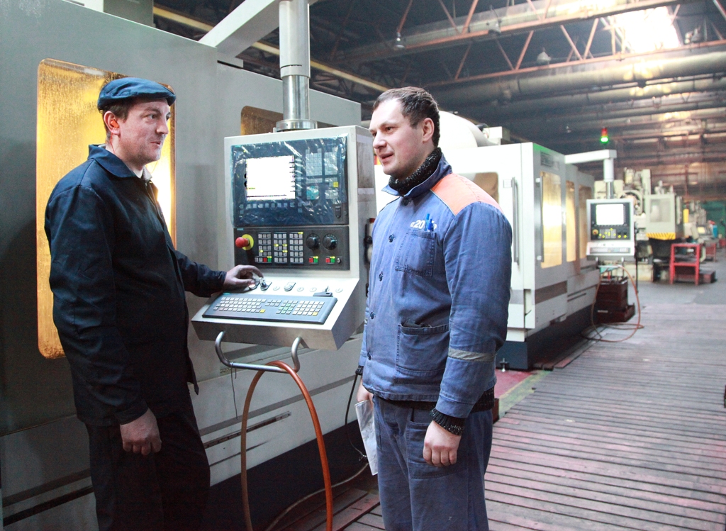 Сарший мастер Сергей Гришков (справа) и оператор станков с ПУ МСК ОАО "ГЗЛиН Сергей Приходько.