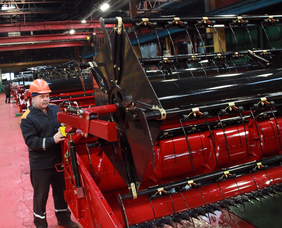 лесарь механосборочных работ сборочного цеха Евгений Бабенко.