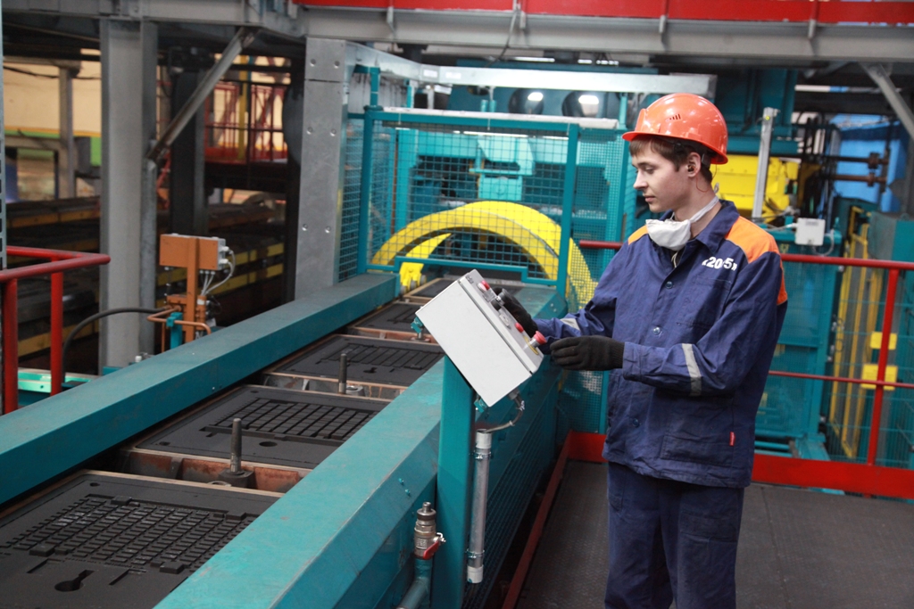 ОАО «ГЗЛиН», литейный цех высокопрочного чугуна, автоматическая формовочная линия. За работой оператор-литейщик Юрий Ковтунов.