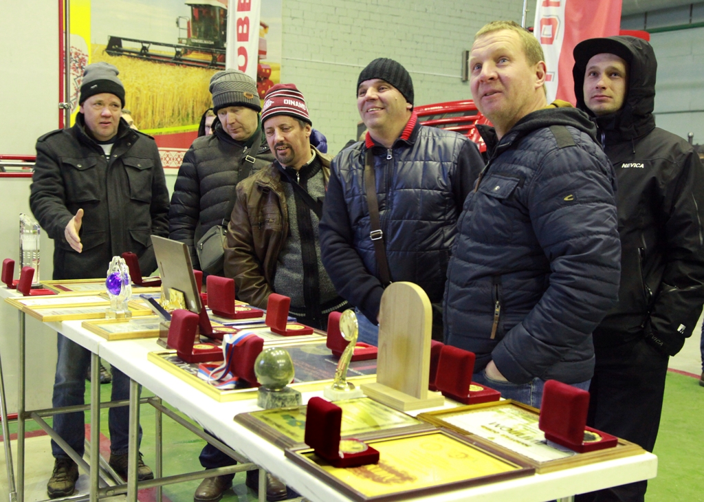 У стенда с наградами