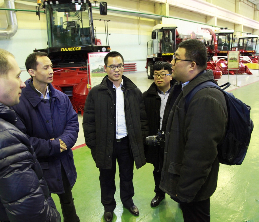 Специалисты из КНР на выставке техники