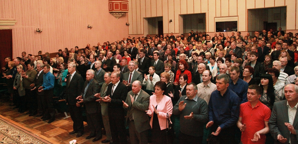 В зале во время торжественного вечера