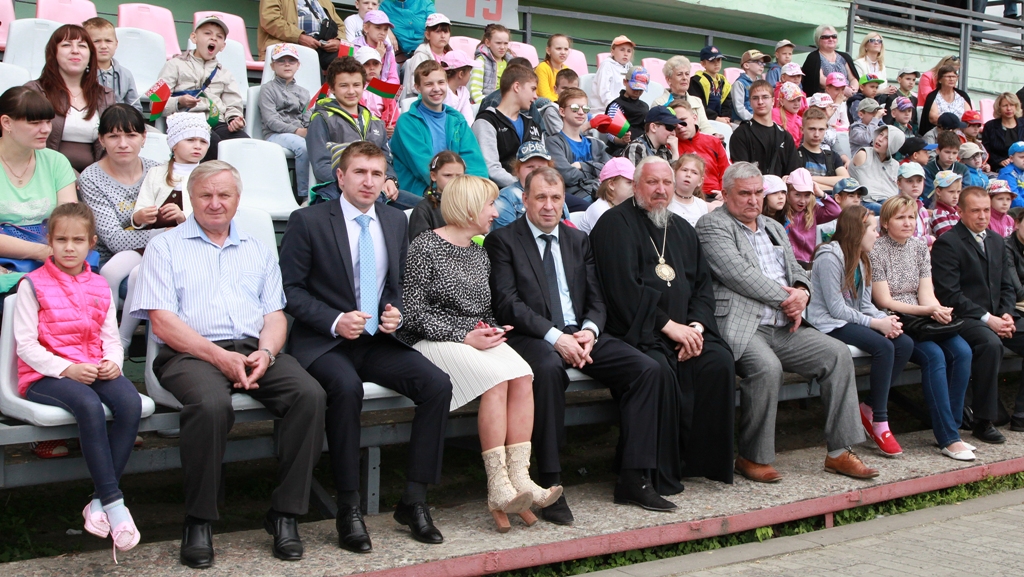День защиты детей на заводском стадионе