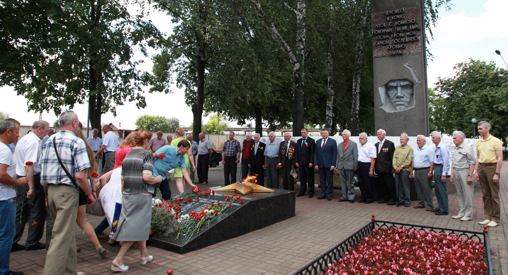 У монумента