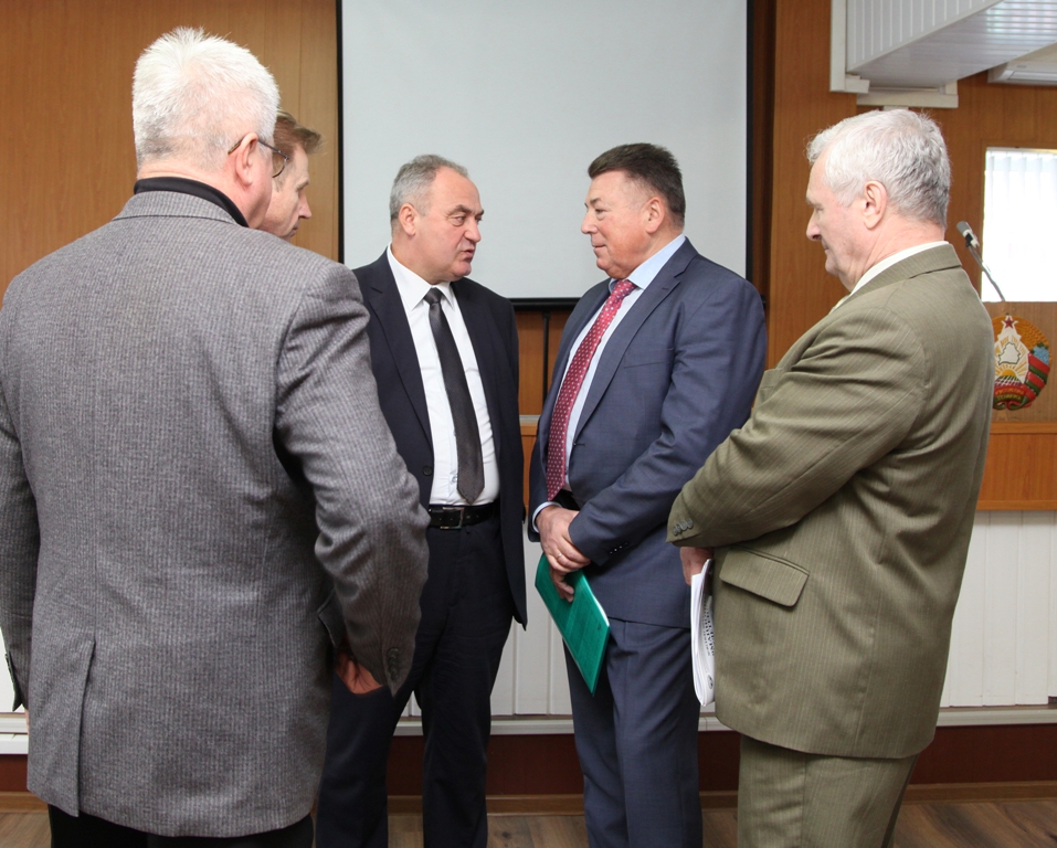 Перед заседанием