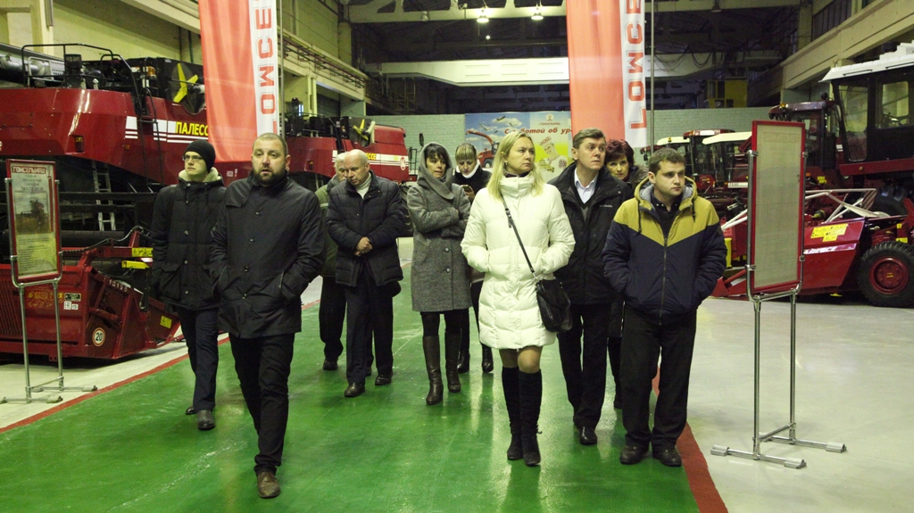 Члены комиссии на выставке