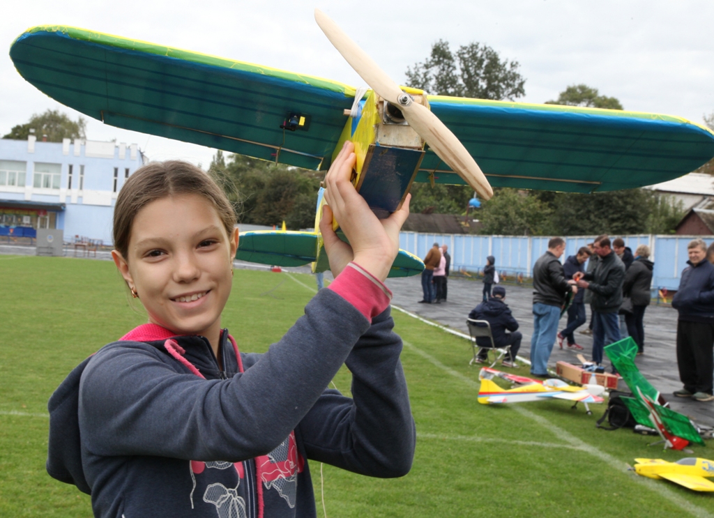 Юная авиамоделистка
