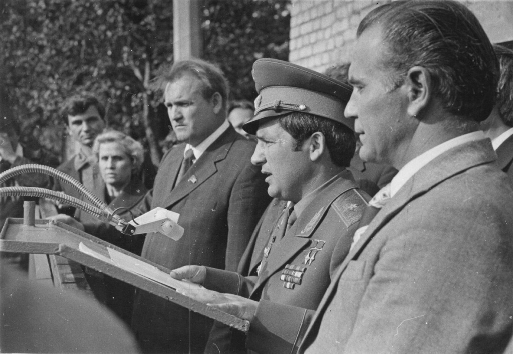 В окружении руководства и лучших людей завода