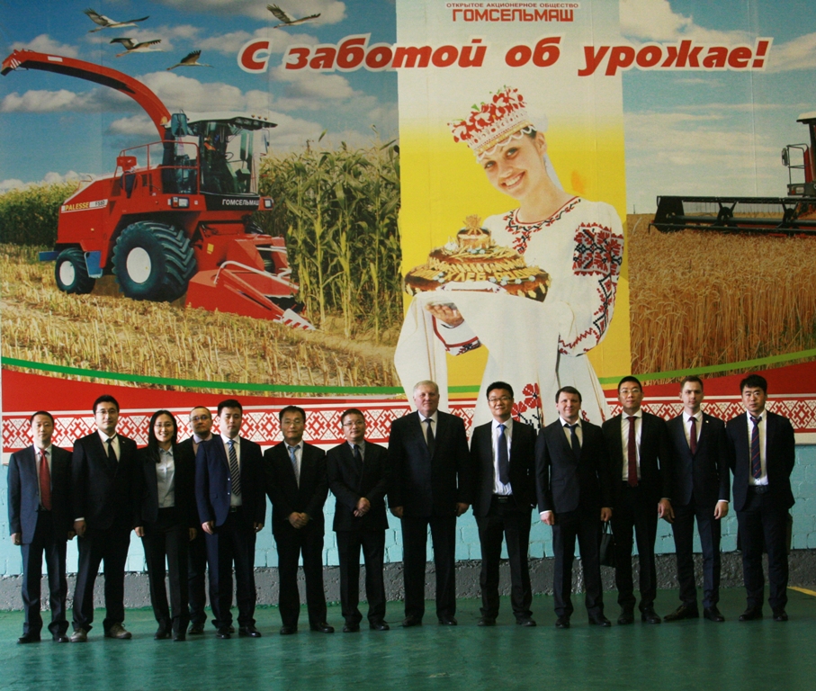 Китайская делегация на выставке техники