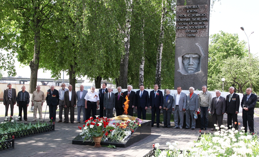 У Монумента погибшим сельмашевцам
