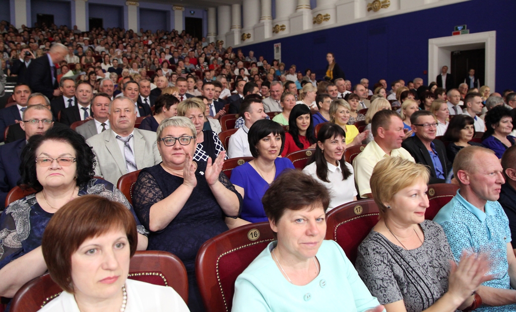 В зале ДК железнодорожников