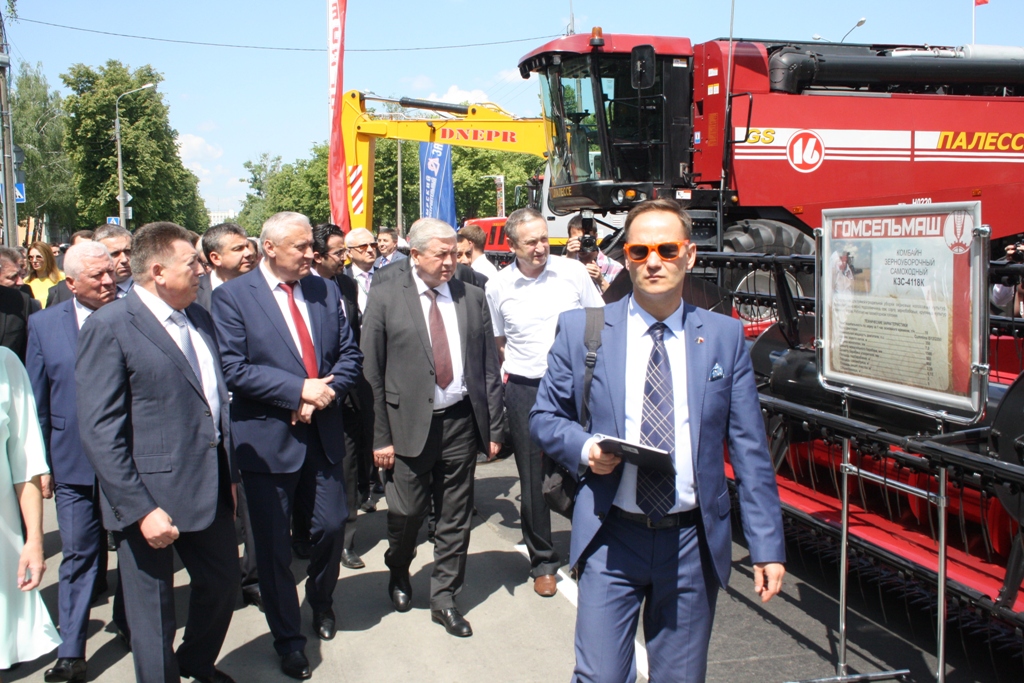 У гомсельмашевской экспозиции