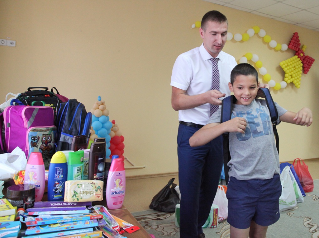 Александр Конопацкий вручает портфель