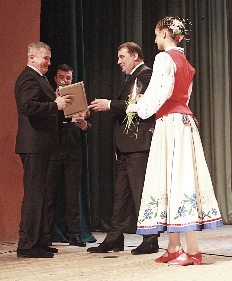 Награду вручают директору ОАО ''ГЗЛиН'' Анатолию Квитанову