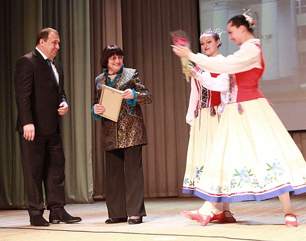 Награду вручают заведующей Дворцом культуры ОАО ''Гомсельмаш'' Раисе Ветровой