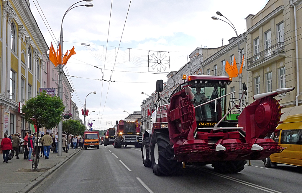 Комбайны едут на площадь
