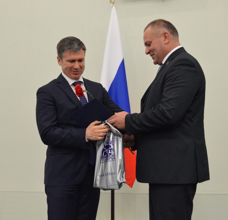 Вручаются дипломы